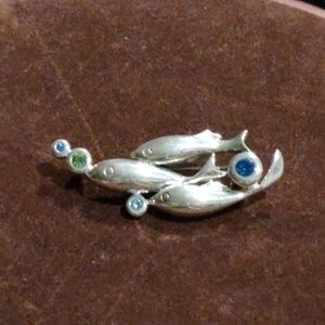 SOLD Add a touch of vintage charm to your outfitwiththisbeautiful Trifaribrooch.